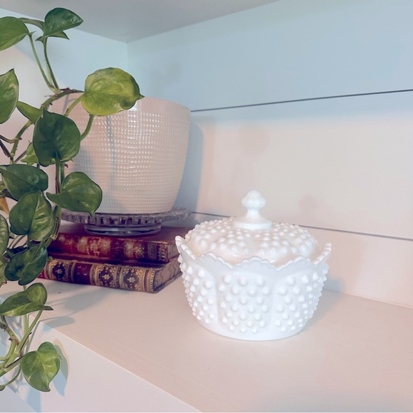 Vintage Fenton Hobnail Crown Edge Milk Glass Round lidded dish MCM Candy Dish‎ - Picture 1 of 13